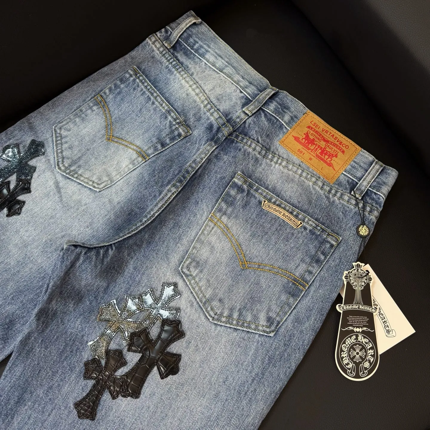 P280 💰Model number: D293 Chrome Hearts Chrome Hearts leather jeans Size: 28, 30, 32, 34, 36 (S-XXL) Color: blue Size reference: Pants length 100 102 104 106 106 Waist 72 76 80 84 88 Recommended weight S (about 110 pounds) M (about 140 pounds) L (about 140 pounds) XL (about 165 pounds) XXL (about 185 pounds)